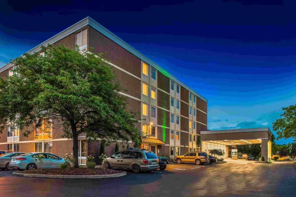 Outside view of the Auburn Holiday Inn